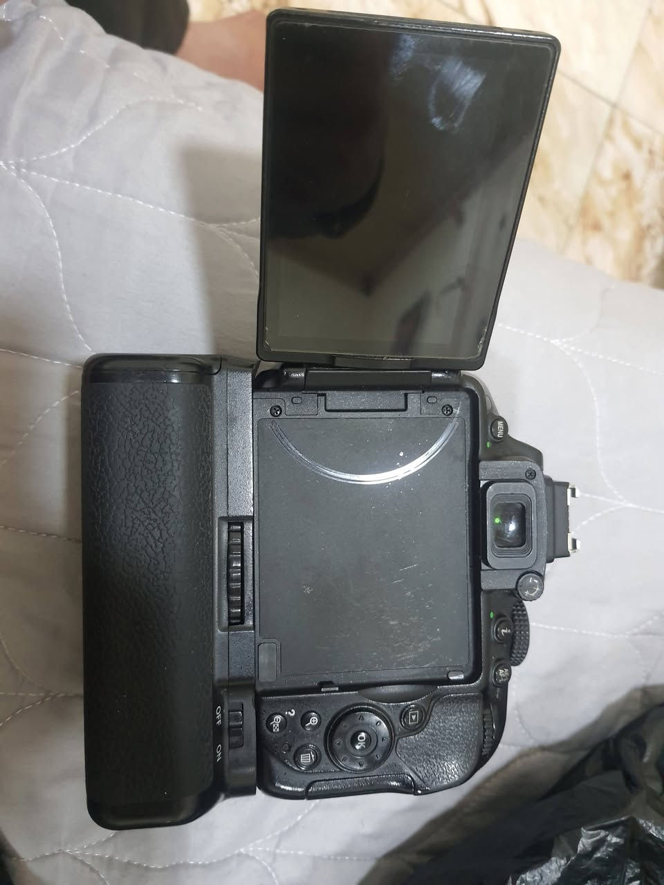 كامره نيكون D5300. نظافه 75الزوم القفال مالته لا يقفل وعندك الرام من تركبه لا يكبس
سعر 200وبيه مجال***********
