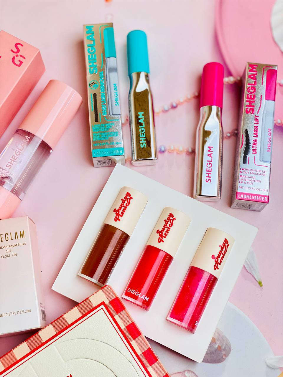✨ بوكس الدلع والجمال من #SHEGLAM.. القطع اللي تموت وصلت! ✨
يا كيمر وعسل.. جبنالكم اليوم عرض ما يتفوت، سيت كامل من ماركة SHEGLAM #الأصلية، يخلي مكياجج "فلتر" طبيعي ونزاكة تخبل! 😍💖
📦 شنو محتويات البكج؟
1. #كريم_أساس (Complexion Pro): تغطية مثالية وخفيفة على البشرة، يخلي الوجه قطعة وحدة. 🧴
2. #برايمر (Skin Editor): السحر اللي يثبت المكياج ويصفي المسام ويخلي البشرة مخملية. ✨
3. بلاشر شيغلام الشهير (Color Bloom): اللون اللي يجنن والدمج السهل، ينطيج خدود وردية طبيعية. 🌸
4. #ماسكارا (Ultra Lash Lift): تطويل وتكثيف خيالي للرموش، تغنيج عن الرموش الاصطناعية. 👁️‍🗨️
5. سيت #قلوسات (Sunday Picnic): لمعة وترطيب يجنن، يخلي الشفايف ممتلئة وحلوة. 💄✨
6. #مزيل ماسكارا: حتى تنظفين عيونج بسهولة وبدون ما تتعب رموشج. 🧼


**إذا كنت صاحب هذا الإعلان وتريد حذفه لأي سبب، رجاءا أرسل رسالة إلى الدعم الفني**