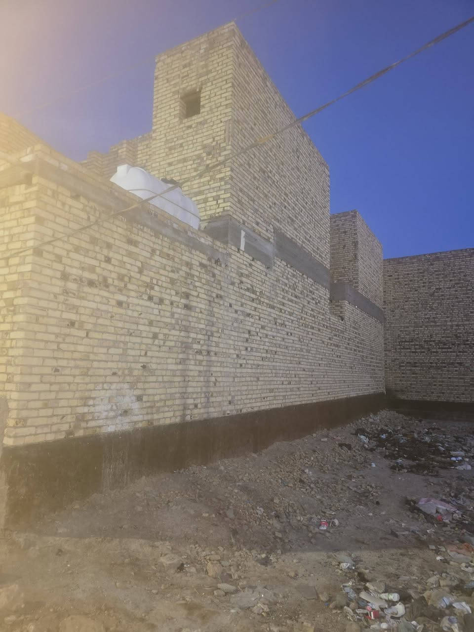 بيت للبيع طابقين كونكريت مسلح الطابق الثاني ثلاثه غرف الجوه غرفتين وصاله ومطبخ وبراني وصحيات الخدمات الشارع ماي مجاري كهرباء  التبليد انشالله بعد ايام الشركه جاي تستغل العنوان حي المعراج خلف الشركه المعراج الااتصال لصاحب الدار رقم تليفون *********** مكلف بنشر
