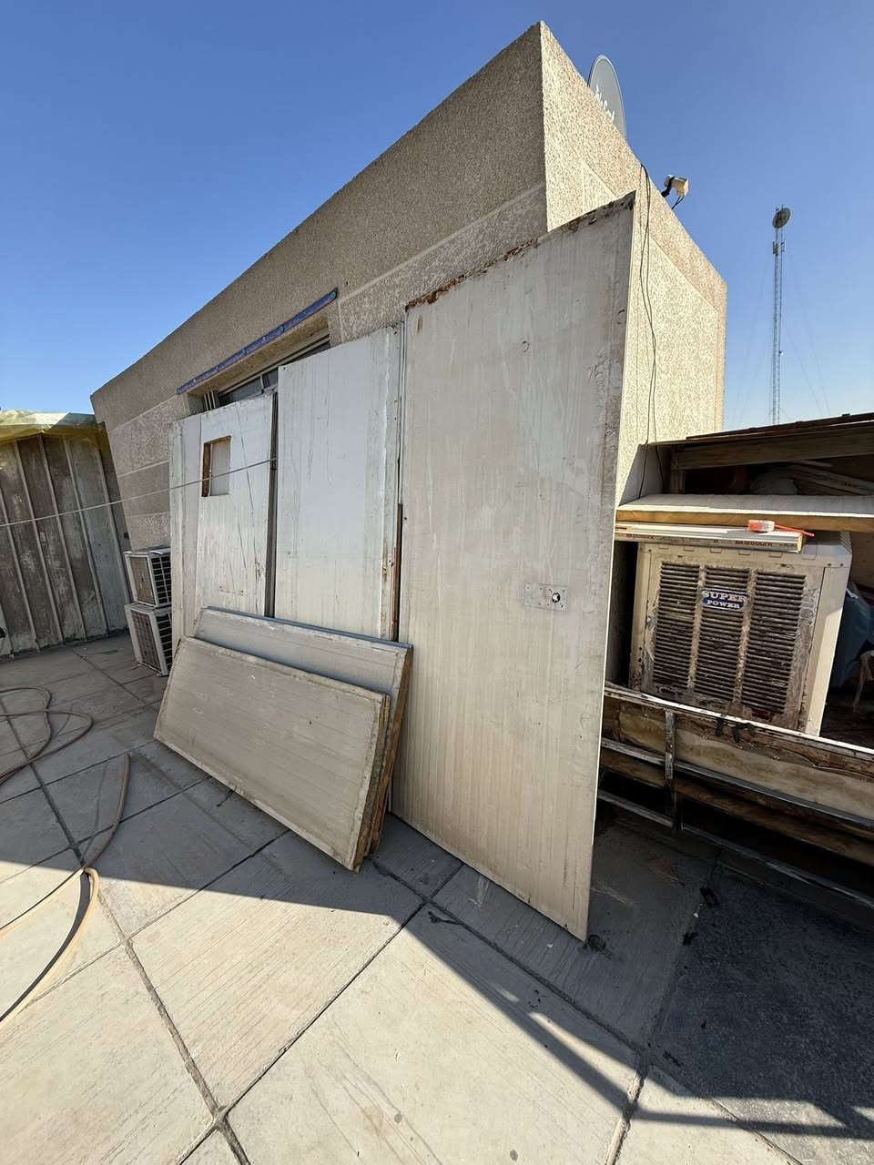 سندويج للبيع جداري فقط  العدد ١٣ قطعه
الطول مترين و٤٠سانتيم شويه مضرر من جوه احسبه مترين و ٣٠ سانتيم  بعد التنضيف حتى يصير نضيف من الجهتين,  العرض متر.  مكاني بغداد  ***********.
