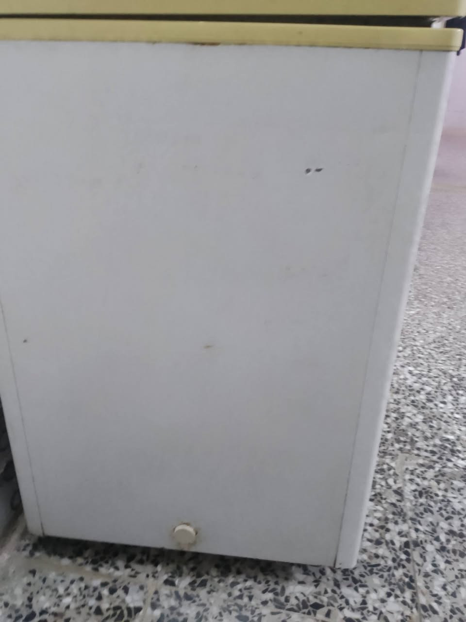 مجمده مستخدمه قليل الطول متر والعرض نص متر السعر 100 وبيها مجال مكاني مدينه الصدر ***********
