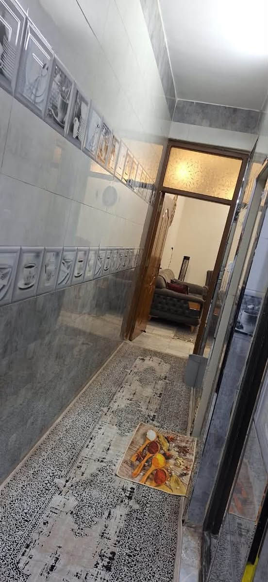 السلام عليكم ورحمة الله وبركاته،
أهلاً وسهلاً بكم في فرصة رائعة لامتلاك دار مميزة في موقع استراتيجي! 🌟

للبيع: دار حديثة ومتكاملة في حي الجهاد 🏡✨

📍 الموقع: بغداد - الكرخ - حي الجهاد،  منطقة ديوان الضباط مجاور شقق حي السلام السكني في حي الجهاد

تفاصيل العقار:

المساحة: 100 متر مربع (واجهة 5 × نزال 20 متر)

البناء: طابق أرضي + طابق أول

الطابق الأرضي:

🛋️ صالة واسعة

🍳 مطبخ مجهز بالكامل

🛏️ غرفة نوم

🚿 خدمات كاملة

الطابق الأول:

🛏️ غرفتين نوم

🚿 خدمات إضافية

✨ المميزات الخاصة:

🏡 بناء حديث درجة أولى، تشطيب ممتاز

🔑 تسليم مفتاح، جاهز للسكن فوراً

📍 موقع متميز

📞 للاستفسار والتواصل: 
"٧٧١٩١١٧٤٦٥

***********

لا تفوتوا فرصة امتلاك هذا العقار المميز في أفضل المواقع.
اتصلوا الآن للمزيد من التفاصيل أو لترتيب موعد للزيارة! 🌟
