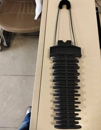 خطّاف 16 ملم (Suspension Clamp / Anchor Clamp) 🔩 يُستخدم لتثبيت كيبلات...