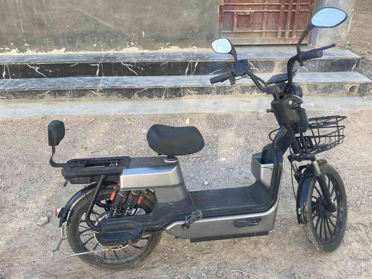 السلام عليكم ورحمة الله وبركاته 
دراجه شحن للبيع 
الدراجه كشر وبطاريات  5جددنضيفه فول 
نقصه حاجتين بس 
مال التجوه مال عقل وبايدرات الرجل 
دراجه صار من 2 شهرين من ماخذهه 500 طك كارتون 
بس محتاج واريد ابيعهه 
السع300 وبيه مجال الشراي يشلع عيني
رقمي ***********
ممتواجد بس على الفيس ورقم التلفون
