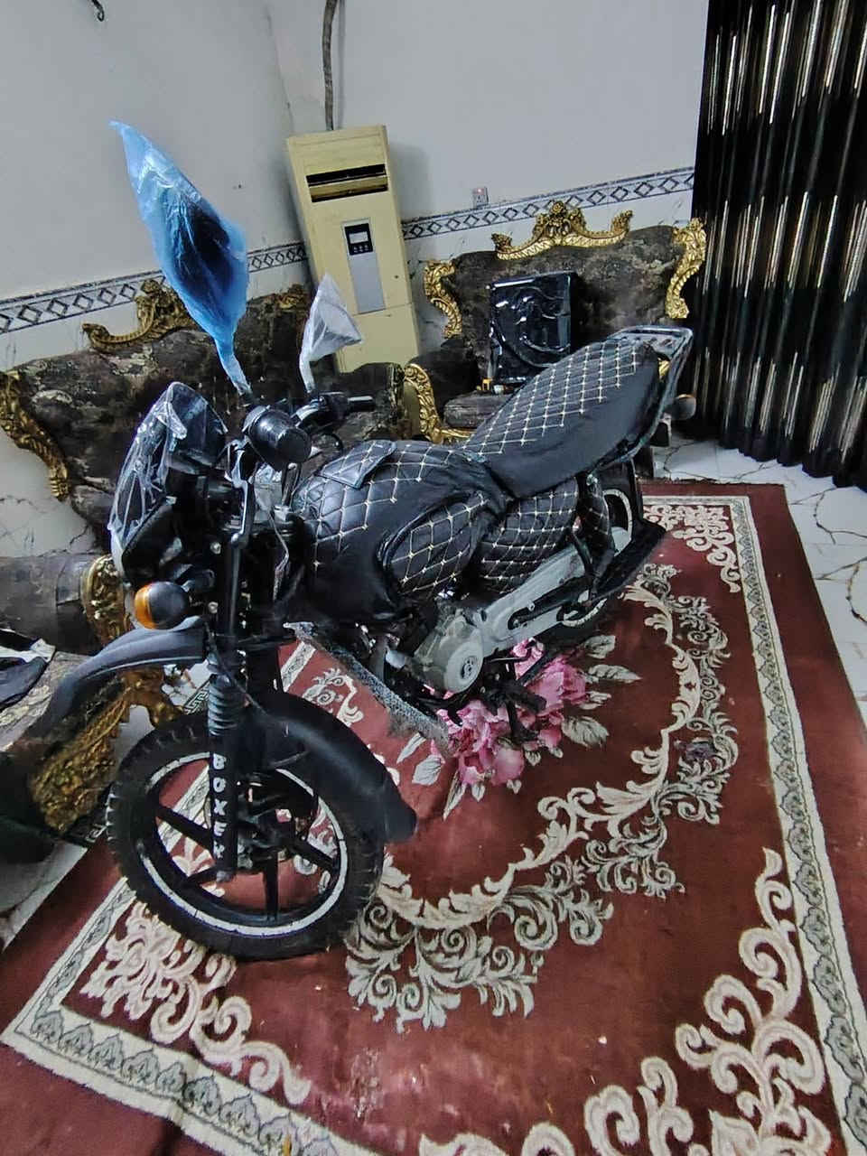 سلام عليكم  بوكسر 23 ماشيه بحدود ال50 جنت اشتغل بيها دلفري  وتركتها لون اسود مرقمه 96611 رقم مميز لوحات ما مستلمها *********** المكينه مفتوحه 2000 ابمليونين قفل
