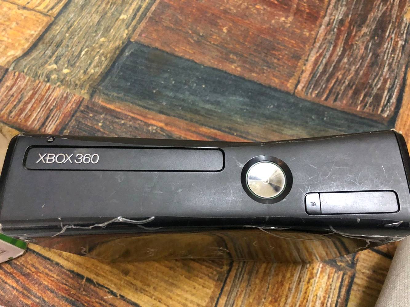 Xbox 360 slim 
كامل ملحقات يحتوي على العاب 157 لعبه
هو والكارتونه نظيف بدون تصليح ولا صيانه جهاز يبقى عمر وياك 
مكاني بغداد الشعب 
متواجد واتساب 💚