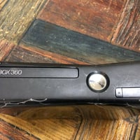 Xbox 360 slim  كامل ملحقات يحتوي على العاب 157 لعبه هو والكارتونه نظيف...