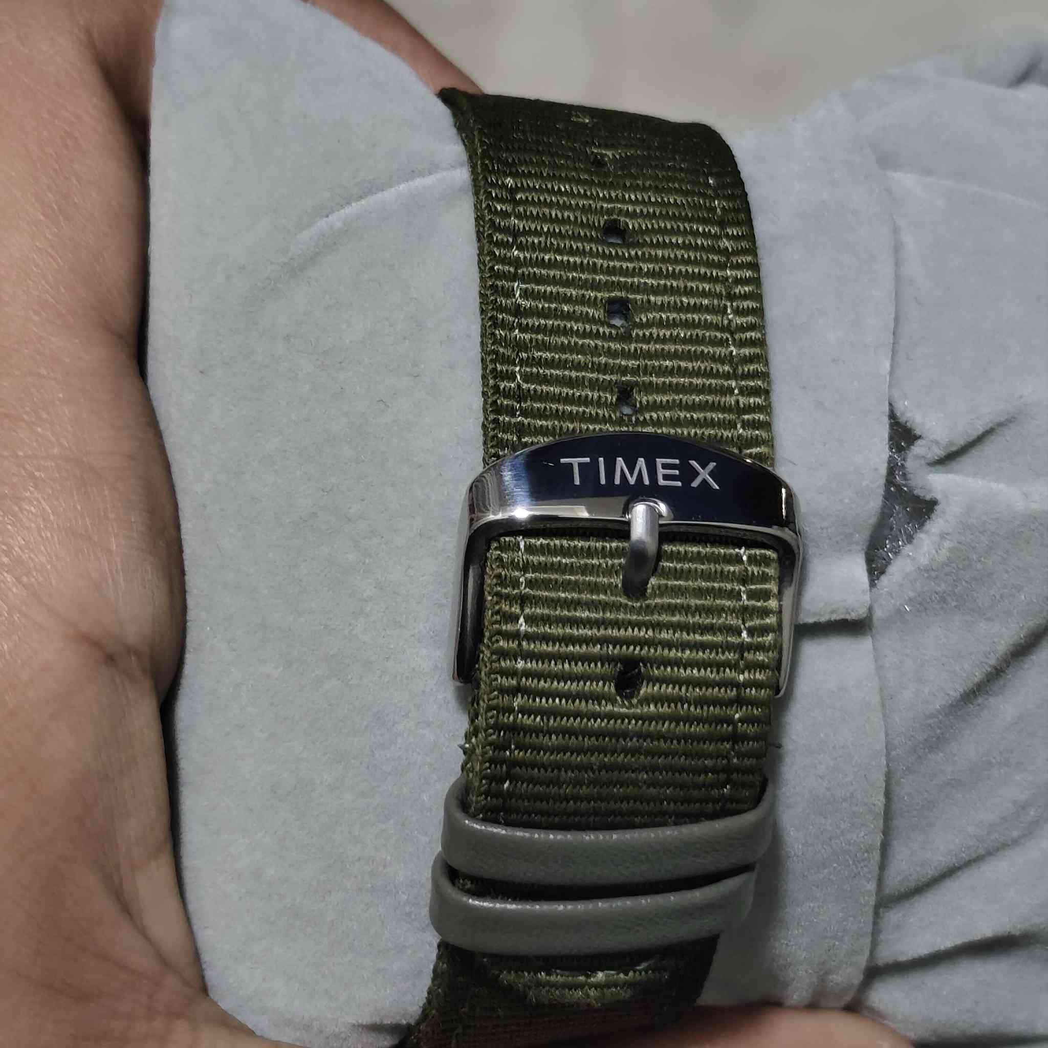 تايمكس إكسبيديشن سكاوت (Timex Expedition Scout)،
جديدة لوك مع مرفقاتها
 ساعة عسكرية التصميم تُركز على العملية والمتانة للمغامرات الخارجية. 
المواصفات الأساسية
الإضاءة: مزودة بتقنية Indiglo للإضاءة الخلفية، وهي ميزة حصرية من تايمكس تتيح رؤية الوقت بوضوح في الظلام عند الضغط على التاج.
المينا والعقارب: تحتوي على أرقام عربية كاملة بتنسيق 12/24 ساعة، مع نافذة لعرض التاريخ عند موضع الساعة 3.
الهيكل والقياس: قطر الهيكل يبلغ 40 ملم، وهو مصنوع من النحاس بلون رمادي (مات) مع كريستال زجاجي معدني.
مقاومة الماء: الساعة مقاومة للماء حتى عمق 50 متراً (WR 50M)، مما يجعلها مناسبة للسباحة الترفيهية ولكن ليس للغوص.
الحركة: تعمل بحركة كوارتز تناظرية دقيقة. 
السعر 110
متوفر توصيل لكل العراق 🇮🇶


**إذا كنت صاحب هذا الإعلان وتريد حذفه لأي سبب، رجاءا أرسل رسالة إلى الدعم الفني**