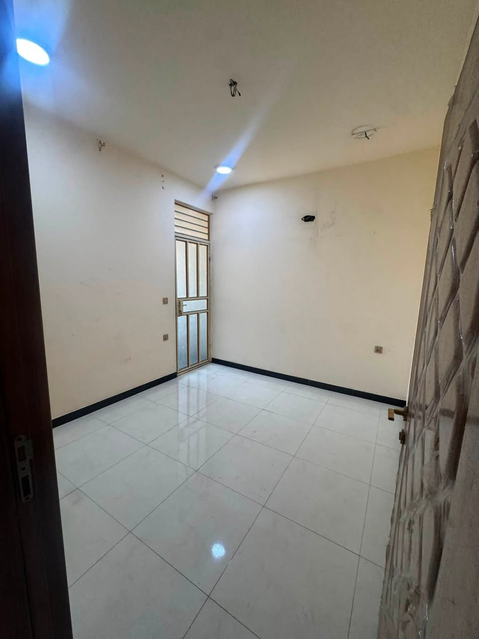 شقة للايجار
طابق ثاني 
غرفتين وصالة وخدمات 
مناور عدد 2 
مصعد شغال 24 ساعة 

الموقع 📍
الصليخ 📍
قرب جسر ال600 📍

*********** 📞
