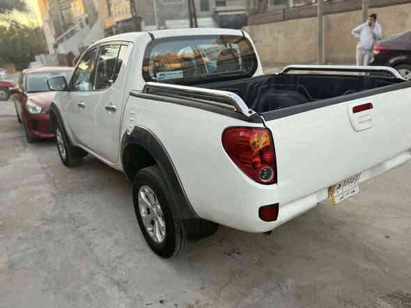 مسيوبيشي 2015 L200
جديده السياره 
كير اوتو ماتيك 
بانزين  6 سلندر 
ضبغ قبغ بدي  
مكان السياره الغزاليه 
السعر 160 وبيها مجال 
***********
***********‬
