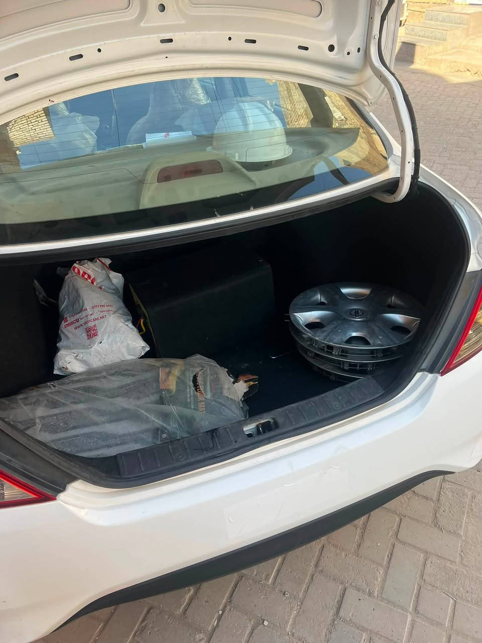 السلام عليكم  نيسان سني موديل 24  رقم بغداد بسمي هز وسنويه جديد  سياره مكفوله كفاله عامه عاده بارد جهة السايق خفيف. كير مكينه صدر تبريد مكفولات.  موصفات شاشه جام كهرباء. تبريد قطعتين. مكاني بغداد ب120 وبيها مجال هاذ رقمي ***********
