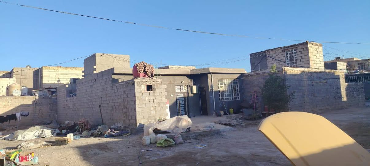 السلام عليكم بيت للبيع المساحه حوالي 800 متر يحتوي على عرصه بتلو بالبدايه وشارع خاص بالبيت وكراج مقابيل البيت و عرصه جانب البيت محدوله سبيس جاهزه للبناء وبيت بناء جديد مساحه 200 متر سقف كونكريت جاهز يحتوي علـّۓ. 3 غرف وصاله واستقبال خارجيه مع صحيات داخل البيت وخارجع البيت ومطبخ  طابق واحد بعده ما مسوي طابق ثاني تصلح للعائله الكبيره او مخازن العنوان شارع الصب مقابل حي العسكري بفرع جسر المشاه شارع تبليط نهايه الشارع ثاني بيت الشارع الخاص بالبيت منطقه هدوء والبيت بحكم كبر مساحته وشارع خاص الجيران بعيدين عن المنزل للاستفسار اكثر الاتصال / ***********
