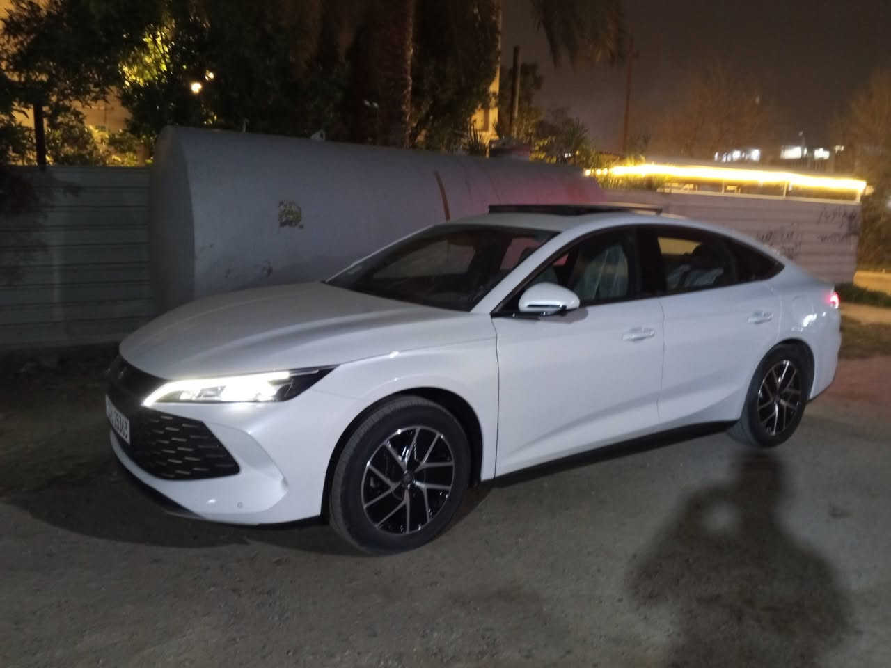 السلام عليكم بي واي دي جنيل زيرو السعر 160 و بيها مجال بسيط المواصفات فول بنيراما خمس كاميرات الشراي يتصل *********** السيارة باسمي تحويل ثاني يوم رقمها بغداد مكاني بغداد البياع
