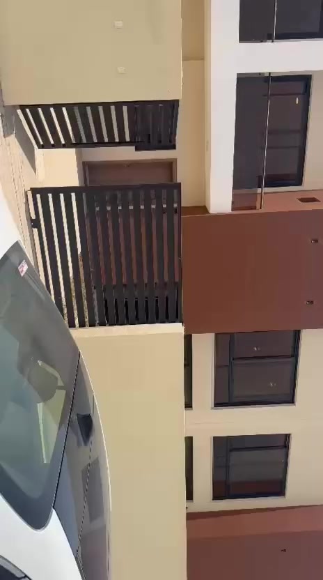 دار للإيجار م 200 يحتوي على 3 غرف نوم او صاله او مطبخ او صحيات او حديقه او كراج الموقع 📍مجمع داماك السكني قرب المطار. البيت يحتوي علا مدخلين. زيرو يحتوي عله طاقه شمسيه. للاستفسار ***********. السعر. مليون ونص وبي مجال.
