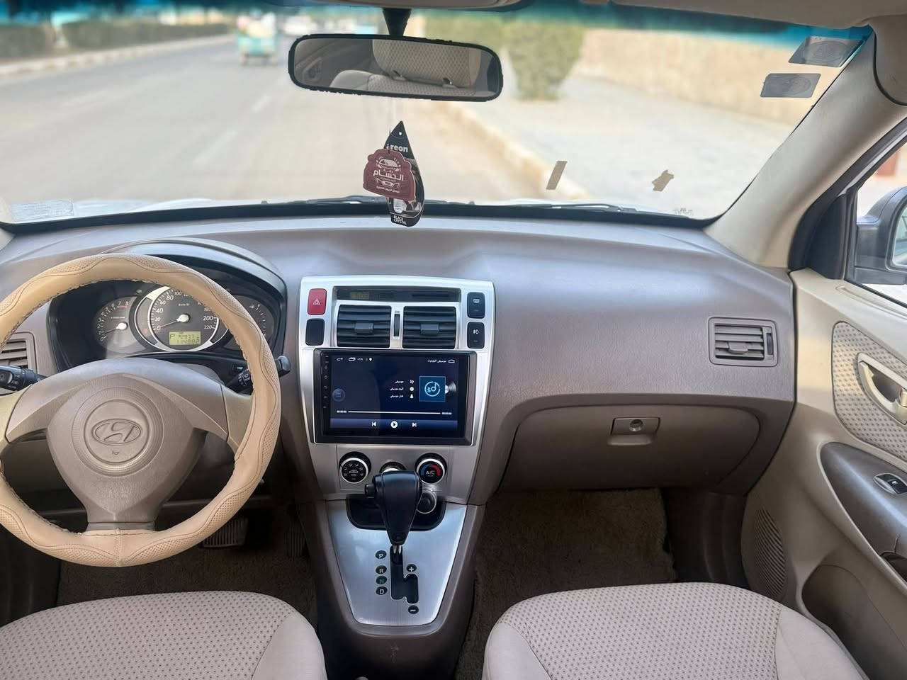 ياالله السلام عليكم 
للجنايه فقط 
توسان 2010
رقم بغداد دولي بأسمي 
محرك 2000
ماشيه 117حقيقي /اذا تعبر ال120دك جرس 
دوخل جديده 
***********
