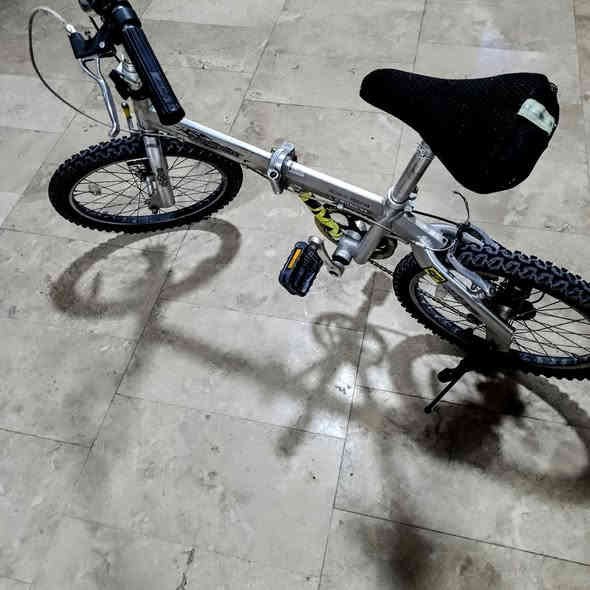 للبيع بايسكل ياباني اصلي يطبك حجم 20 معدن فافون خفيف جدا وقوي قطعة وحده مابي ضرر السعر 60 الف مكاني بغداد العامرية
