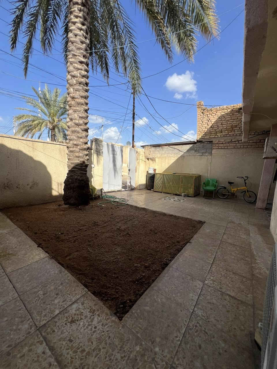 هاااام ♦️♦️
‏دار مطلوب المصرف العقار للبيع 
‏المساحة 200 متر طابو صرف ￼
‏يحتوي على كراج ￼- حديقة- استقبال- صالة-مطبخ-غرفة نوم- صحيات داخلية وخارجية 
العنوان كربلاء الحسينية العطيشي حي آلرسول قرب المستشفى 
للاستفسار أتصال ***********
