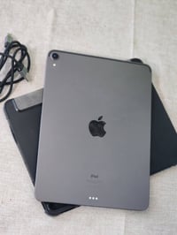 آيباد برو ١١ • ٢٥٦ • ١٢٠ هرتز