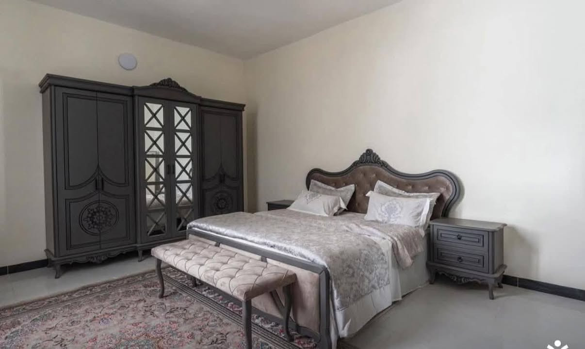 تتوفر بيت  (ڤلة )  عدد (2) متجاورتان غير مطلوب للشركة  يسجل باسم المشتري مباشرة  داخل مجمع الؤلؤة  السكني
وبمواقع مميزة في المرحلة الاولى من المجمع وبمساحة 280 م طابقين وجهة الڤلة 20 م 

تفاصيل الڤيلة ////////

= غرفة نوم مع مجموعة صحية كاملة (سويت) الطابق الارضي
=صالة  مع مجموعة صحية شرقي وغربي.
=استقبال .
=مطبخ .
=منور.
=غرف نوم عدد(3) مع مجموعة
صحية  متكاملة في الطابق الاول
=كراج سيارة وحديقة.

ملاحظة /// سعر البيت يبدأ من 350 وقابل للتفاوض ! مع هدية اثاث مطبخي🌸
بيت العمر يبدأ من جودة البناء
 العنوان
كربلاء المقدسة -  الحر - قرب المستشفى التركي 
***********
