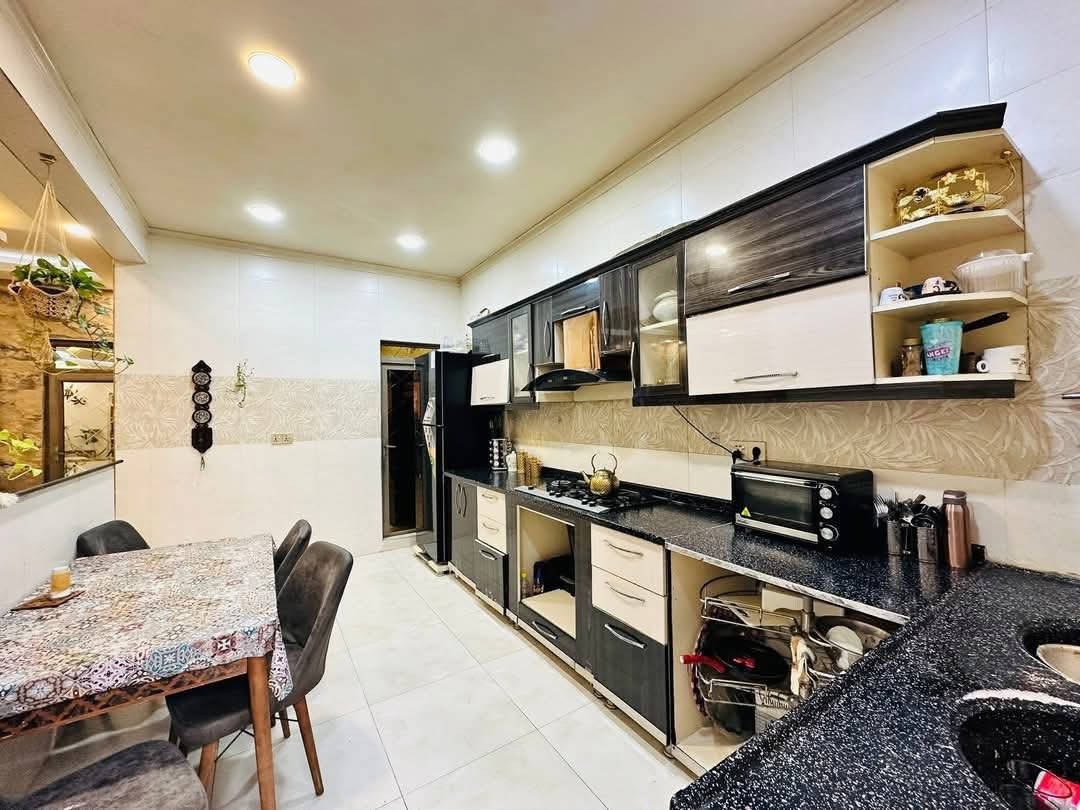 #عروض_مكتب_دعاء_الخير_للعقارات 🏡
للبيع بيت 

منطقة مزارع الحدباء قرب القنصلية

مساحة 150 متر 

طابقين ونص  معزولين كامل 

طابق الاول غرفتين غرفة سويت هول وستقبال ومطبخ وصحيات ومطبخ

طابق الثاني ثلاث غرف نوم سويت كل غرف سويت +هول ومطبخ وصحيات 

للاستفسار اكثر يمكنكم مراجعة المكتب او الاتصال 

***********

***********

***********
