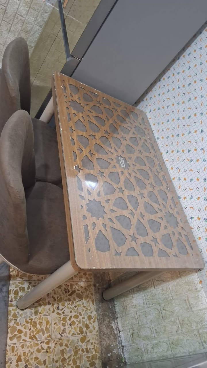 السلام عليكم ميز طعام استخدام قليل ٤ كراسي لعنوان الأمين الثانيه شارع الشبكه ***********
