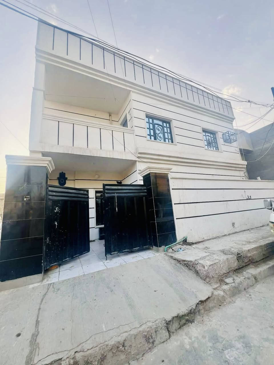 للبيع  بيت ملك صرف مساحه 100 واجهه 10 ركن منطقة البياع حي  المعالف شارع الدكتور حافض  قرب تقاطع الربيعي  خلف حسينه شهدا الطف طابقين يحتوي عل ٤غرف واستقبال ومطبخ وصحيات موقع  مميز   سعر مناسب للاستفسار اتصل على الارقام ***********
 ***********
