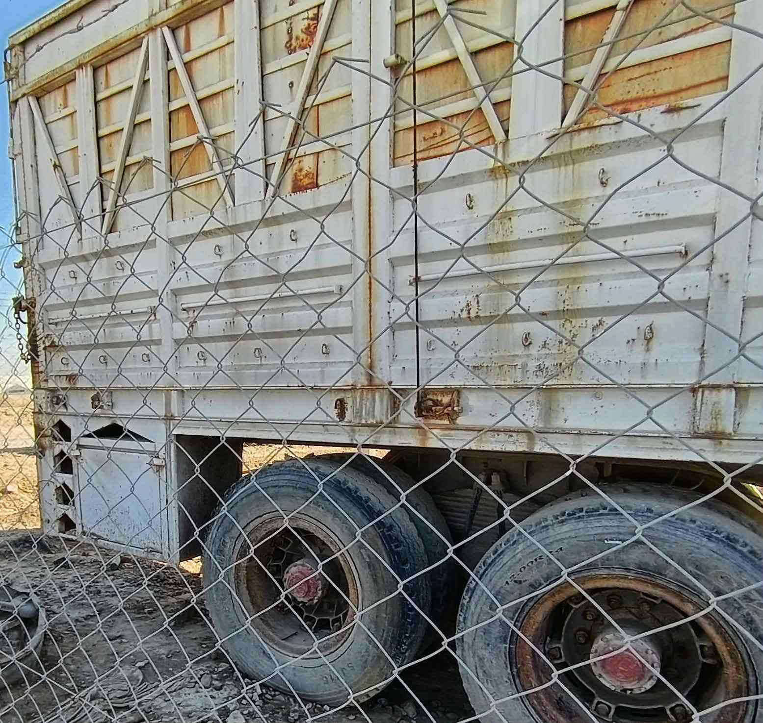 سلام عليكم
شكرنا مدير كروب َمحترم
عربانه عمل محلي جناب
طول ١٢مترو ١٠سم
ارتفاع 2 متر
تحمل حنطه 52 طن تقريبا
مجموعه فولفو دنكيرين
تايرات ٢٤/١٢٠٠ نضافه ٢٥٪  
$6000 وبيه مجال بسيط
مكانه بغداد عوريج قرب داىره  مرور تسقيط
مقابل مخابز بابا الاغى
جمال ابو حسام ***********
واتساب
نسيم ابو عبد الله ***********
واتساب
