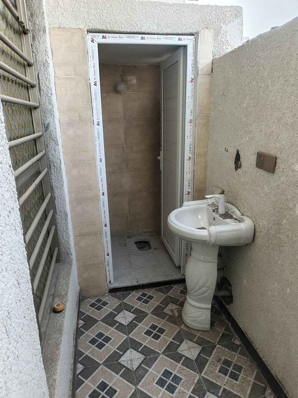 سلام عليكم بيت في حي الحكيم
نزله التمايمه قريب على الشارع العام مساحه 100 متر 
الوجه ٥ والنزال ٢٠ البيت مرقم بلديه بناء ٢٠٢٥
عرض الشارع ٢٠ يحتوي البيت على غرفه وصاله ومطبخ واستقبال ومجموعه صحيات داخليه وخارجيه للاستفسار
اتصال على الرقم ***********
