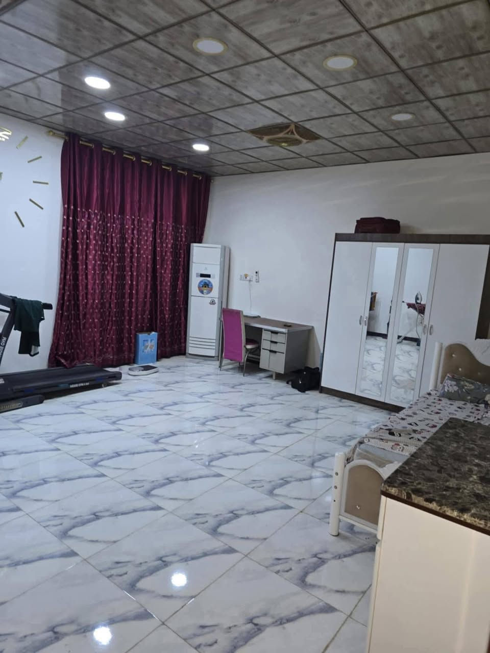 دار سكن طابو صرف في حي ( الأمير الأول )
خلف مدرسة ( سكينة بنت الحسن ) 
مساحة ٢٥٠ م - كل البيت طابوق 
 الطابقين صب كونكريت مسلح
( طابقين ) - ( ٣ غرف نوم )
(الطابق الأول  / غرفة نوم واحدة + مطبخ واستقبال وكليدور وصاله كبيره وصحيات  )
( طابق الثاني / ٢ غرف نوم + صحيات + ٢ مخازن 
+ صالة كبيرة )
( السطح أيزوكام ) - ( بناء درجة أولى )
( شارع بعرض ١٠ م ) - ماء - كهرباء - تبليط - مجاري
وتساب ***********
