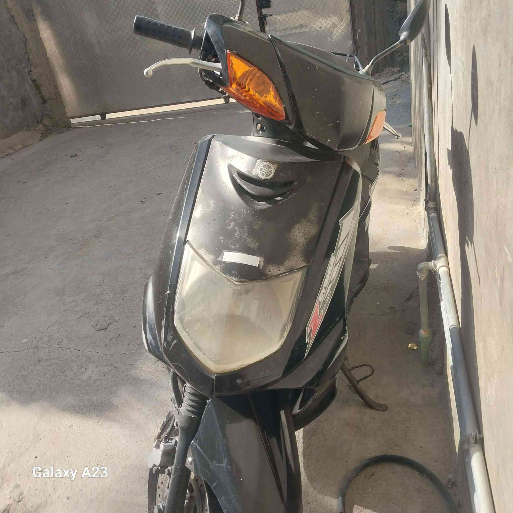 السلام عليكم دراجة سكنس للبيع كهربائيات كاملة لايت عالي ناصي اشاير كلهة شغالة دراجة كلشي بيها بلادي سلف وباتري جديد هندر شغال تايرات 2جدد عداد سرعة وعدادبانزين يشتغلن السعر 325قفل مكاني بغدادالتاجي ***********
