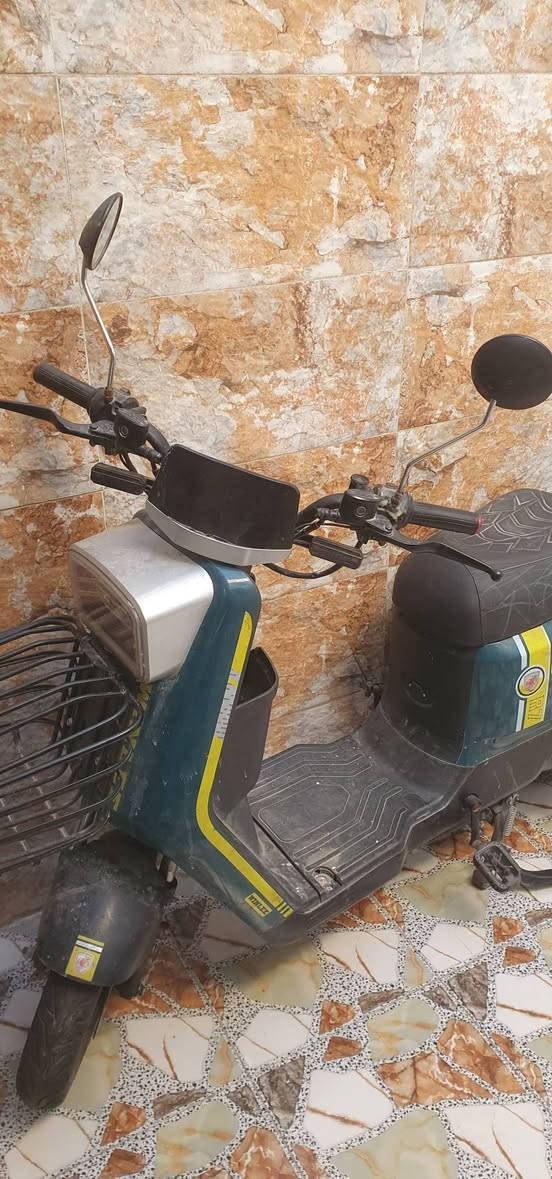 سلام عليكم دراجه جديده بس بطاريات ضعفن للبيع عنوان بغداد *********** السعر بلي يرضي بي الله شاحنه موجوده مالتهه
