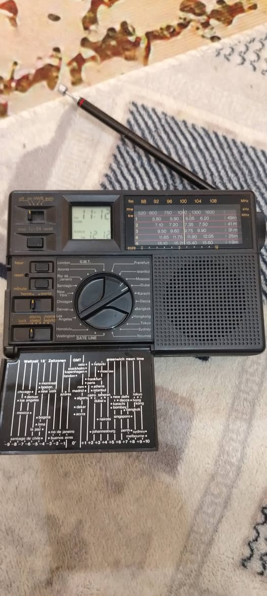 جهاز راديو  SIEMENS RK702
الصنع ألماني ويعتبر من النوادر 
نظافة ٩٩ ٪
يعمل بثلاث باتريات قلم
الموجات / fm_ am_ sw1_sw2_sw3_sw4_sw5
ساعة محلية وساعة عالمية لكل البلدان 
أريل الأصلي... ما مفتوح نهائيا
السعر ٧٥ الف
هاتف ***********
