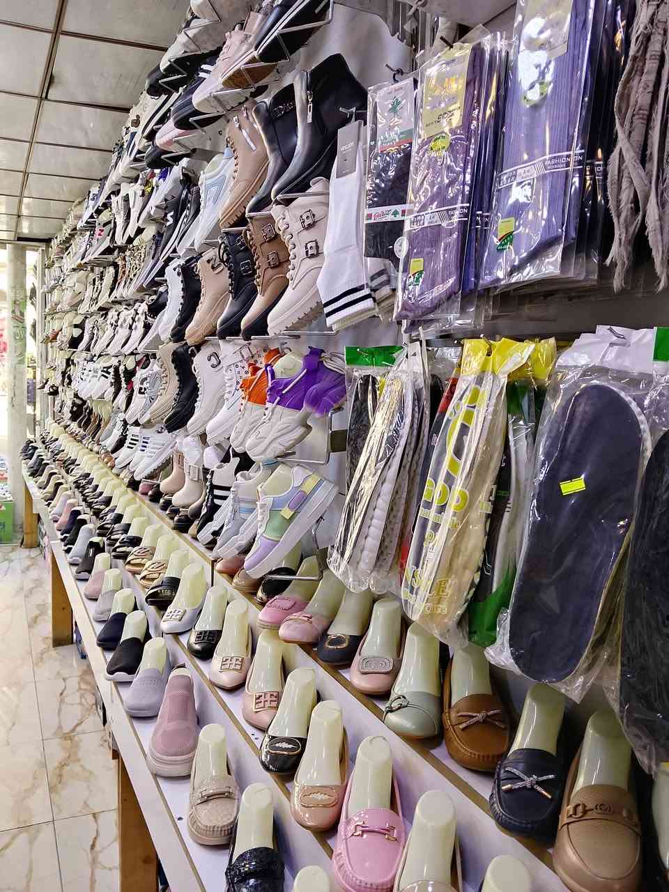 محل احذية للبيع ابيع ديكور فقط  او ابيعة كامل هوة والبضاعة من كلشي متروس بضاعة اعلان ضوئي وجامخانة وسقيفة كيسبان منضومة كاميرات شاشة بلازما سبلت 2 طن ميوزة mdf المحل جاهز من كلشي  انارة فول 

للأستفسار ***********
