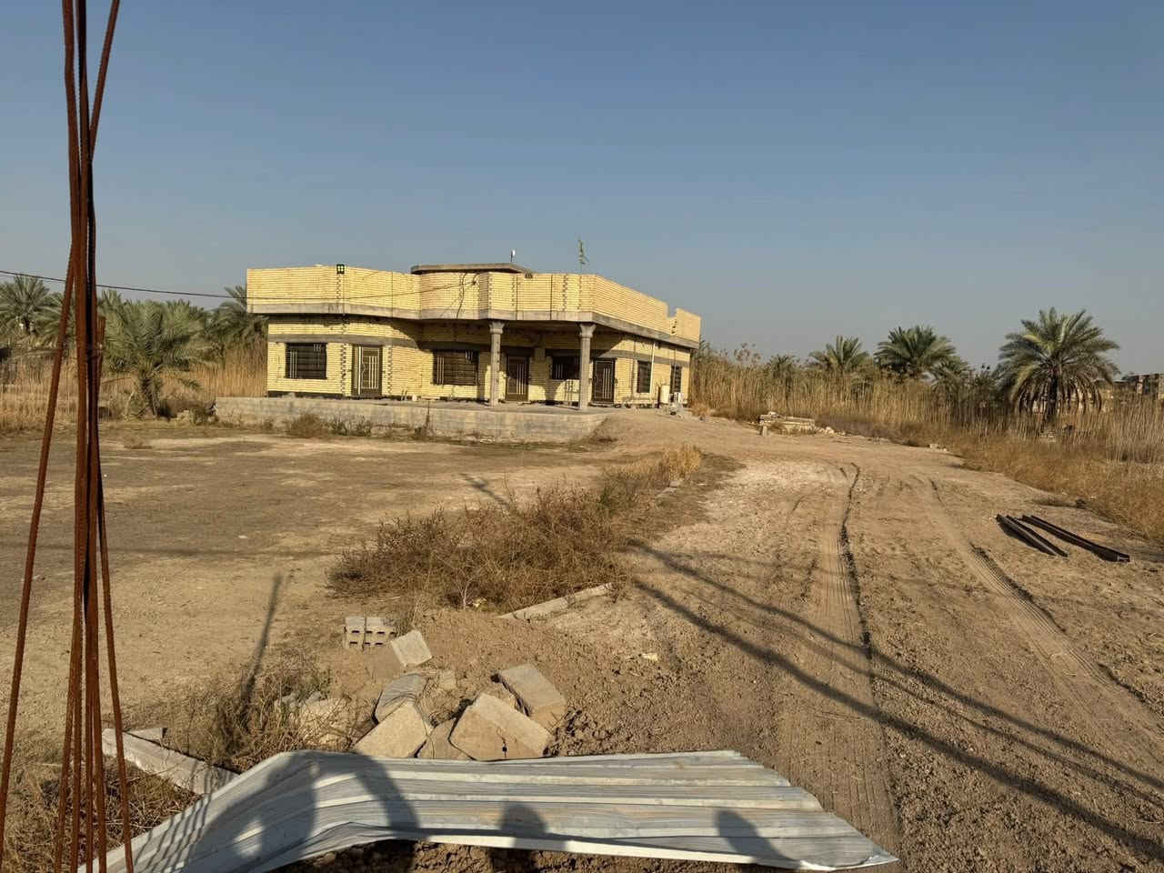 يالله السلام عليكم يعلن مكتب الخبير عن وجود دونم مشيد عليه دار حديثه بناء طابوق مسلح
تتكون الدار من غرف عدد اثنان صاله مطبخ استقبال صحيات 
الدونم طابو زراعي سند 25
ابعاد الدونم 50في50متر
موقع الدونم طريق مسيب كربلاء  عامود 650
يبعد عن الشارع الرئيسي تقريبا 400مترتبليط  للباب شارع عرضه 10متر
السعررر. 275 مليون بي مجال 
الاتصال ***********
