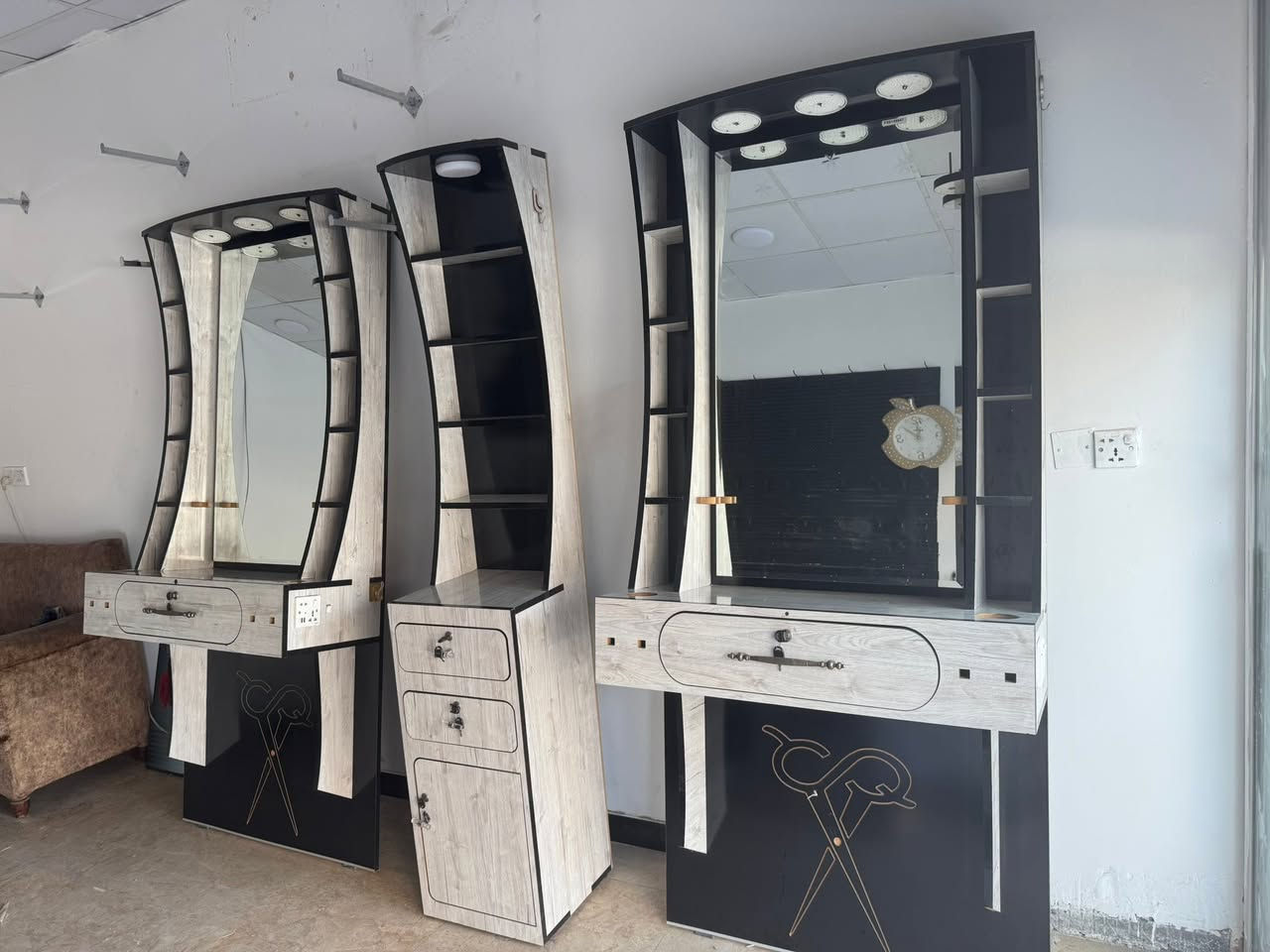 سلام عليكم ميوزه عدد اثنين إضافه إلى باترينه
بيهن أناره 3 طكات ابيضّ واصفر وافوايت 
اي ضرر وكسر مابيهن 
السعر 250 الف 
مكاني بغداد الاعظميه 
***********

