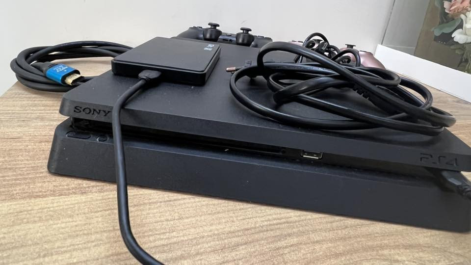 السلام عليكم للبيع بلي فور سلم مهكر نص تيره نظام 12.52 
 نضيف شخط مابي مكفول من كلشي 
ويا هارد نص تيره العاب كلهن قويات حوالي 20 لعبة 
سعره 260 مكاني نجف ***********#
