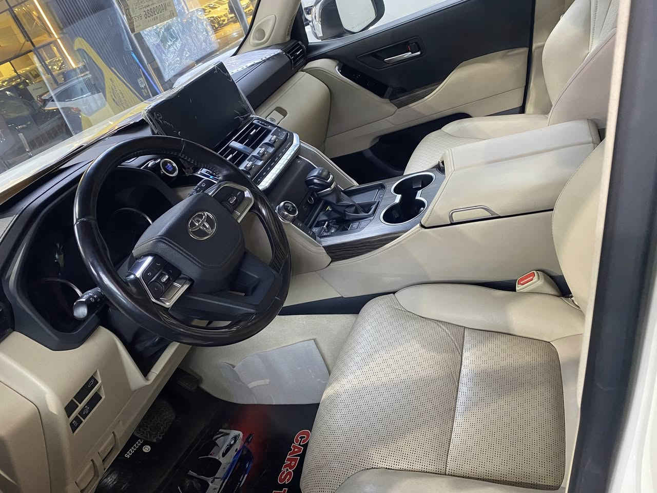 السلام عليكم 
لاندكروز 2022 ( VX فول مواصفات ) رقم بغداد بأسمي 
مكفوله من كلشي السياره جديده جداً جداً 
سعرها 67500$ 
مكان بغداد البلديات ***********
