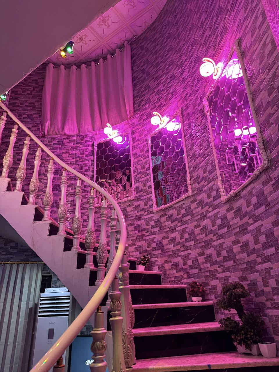 بسم الله 🤲

بيت بناء 2024✅
المساحة200m
البيت لعابة اخوان وبسعر البلاش 
بيت حديث كونكريت طابقين 
الطابق الارضي بيه
 (غرفتين + صالة جبيرة + مطبخ جبير + استقبال 6*4)
الطابق الثاني غرفة وصالة صغيرة وصحيات + ساحة چبيرة 
شسولفلكم مقصر البيت فدشي تعال وشوف 
البيت زراعي بيه وصل تطويب 
(منطقة مفروزة وخدمات واصلتله جاي يشتغلون كهرباء ومجاري وعن قريب التبليط )
حي السبل شارع الاول مال المدخل يم الصالون

السعر 🔥
115  سعرة بلاش مال محتاج 
***********
