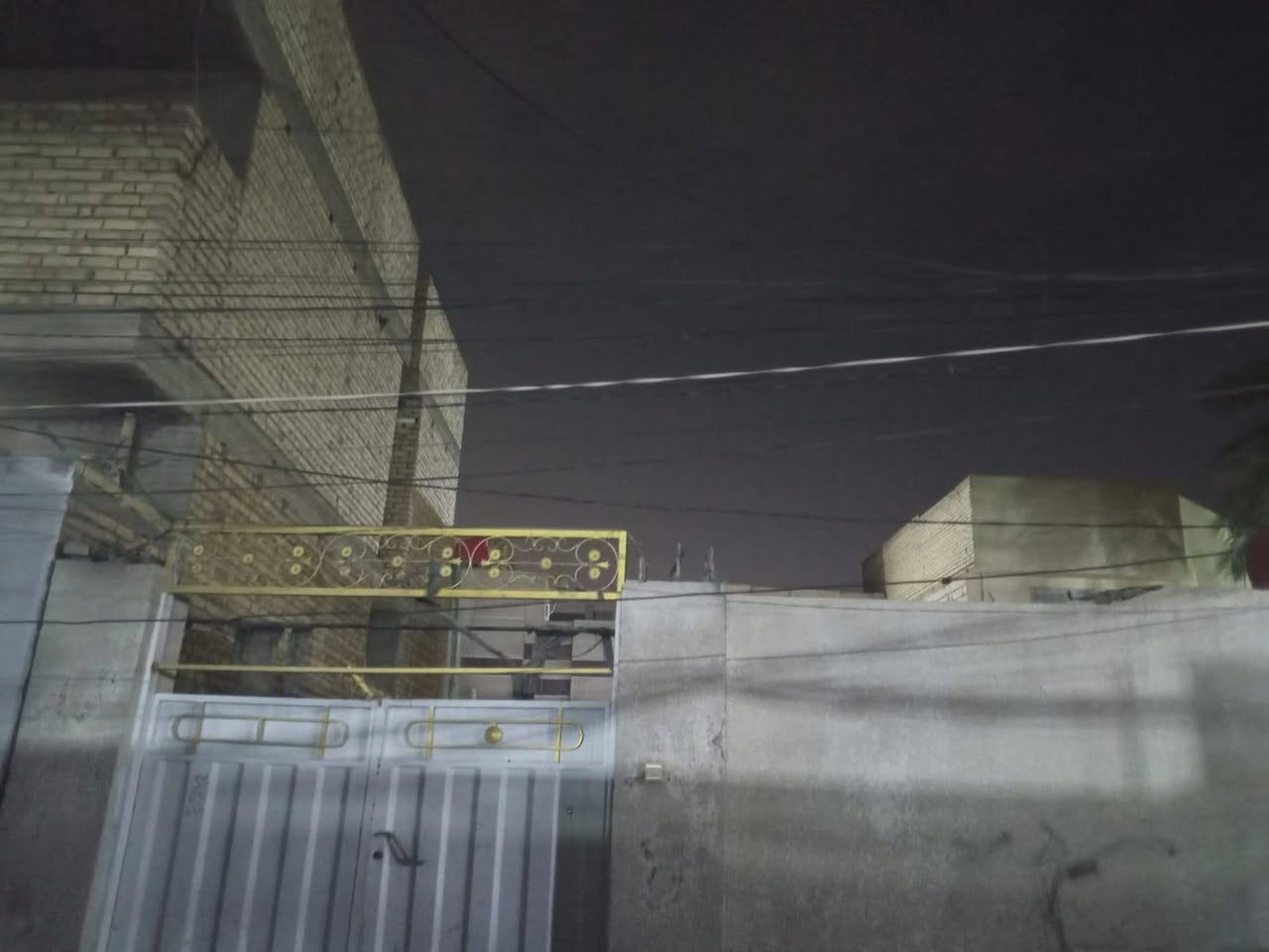 دارللبيع المساحه ٢٥٠ طابقين بناء اعكاده بناء قديم الواجه ١٠ جة اليرموك ١٠بيت عن الشارع العام بفرع صيدليه عامر الخفاجي الستفسار على الرقم مامتواجد على الفيس مكلف بلنشر ***********
