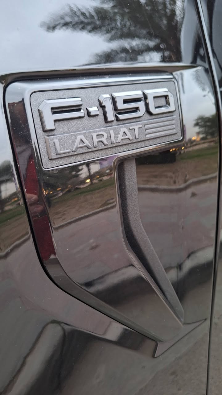 FORD F150 LARIAT 2024
السلام عليكم 
فورد F150 هايبرد للبيع
الموديل : 2024
 باب طويل بدي قصير  
المواصفات : لاريات 
المحرك : 3.5 توين توربو هايبرد
ناقل الحركة : 10 غيارات
عداد المسافة : 9000ml
اللون : اسود ملكي (ميتالك شذرة ذهبي)

المواصفات
حساسات امامي وخلفي
كامرات 360
رادارات امامي وخلفي وجانبي
مثبت سرعة تفاعلي
دفع رباعي وثنائي ، دبل ثقيل دبل خفيف
تدفئة وتبريد المقاعد الامامية
مقاعد بحركة كهربائية كاملة
تحكم كهربائي لعجلة القيادة 
ثلاث وضعيات خزن لمقعد السائق
وباقي مواصفات اللاريات المعروفة 
حادث باب خلف السائق فقط مبدل بباب نفس اللون 
رقم المالك : ***********
