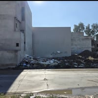 ارض للبيع في حي الفلاح قرب مدخل الملعب مقابل باب المسبح المساحة 121 م ...