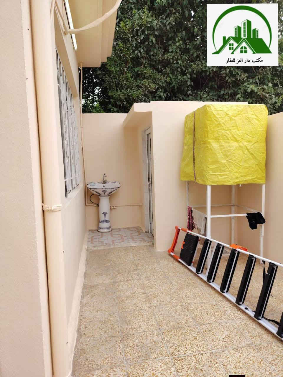 بيت 100 للبيع واجهة 7.5 
حي الزهراء (المدخل الثاني ) 
طابق واحد:- 
استقبال 
هول 
مطبخ 
مشتملات 
غرفتين

مكتب دار العز للعقار قرب المدخل الاول حي الزهراء 
للتواصل على الرقم التالي 
***********
***********
واتساب  
***********
