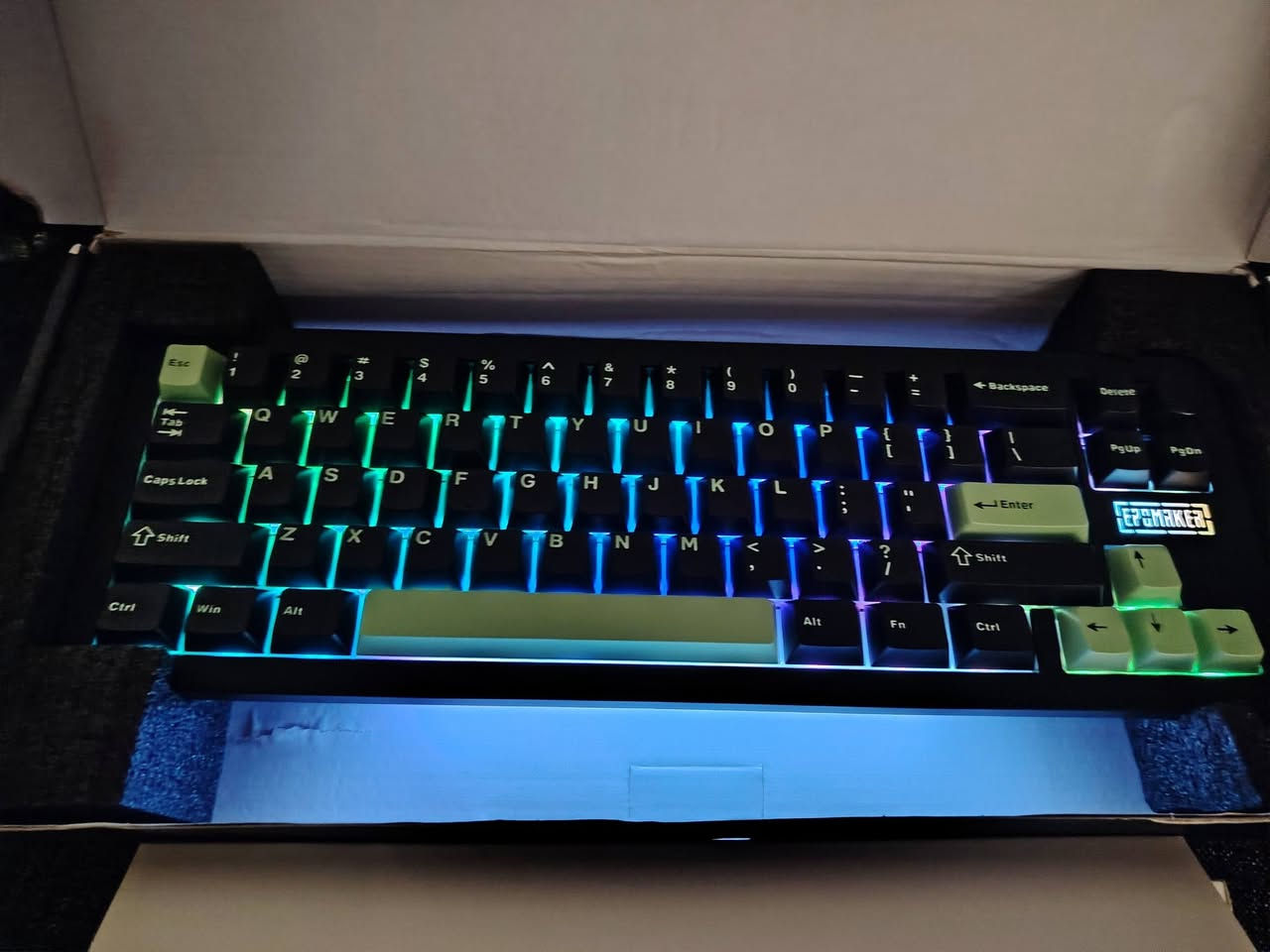 السلام عليكم
⌨️ Epomaker Galaxy68 Tri-Mode — Green Edition 💚🔥

واحد من أفخم وأقوى كيبوردات الـ65% حالياً، تصميم Premium بالكامل مع خامات ألمنيوم ثقيلة وإحساس كتابة احترافي جدًا.
الكيبورد مو مجرد شكل، فعليًا أداءه قوي وسريع ومناسب للـGaming والشغل الطويل والكتابة اليومية.

✅ Tri-Mode Connectivity
• Bluetooth
• 2.4GHz Wireless
• USB-C Wired

✅ Aluminum Body ثقيل وفخم
✅ Gasket Mount + طبقات عزل صوت تعطي صوت Creamy مرتب 🎧
✅ Hot-Swappable — تبدل السويتشات بسهولة
✅ RGB احترافي + Side Lighting محيطي
✅ بطارية 6000mAh قوية جدًا 🔋
✅ Polling Rate 1000Hz للألعاب السريعة
✅ PBT Keycaps أصلية وخامة ممتازة
✅ QMK/VIA Customization للتخصيص الكامل

✨ الكيبورد جديد بالكامل، فقط مفتوح للتصوير والفحص والتأكد من كلشي شغال 100%.

اللون الأخضر بالحقيقة يطلع أفخم وأرتب من الصور 🔥

السعر: 115 الف وبيه مجال بالمعقول
الموقع: بغداد / حي الجامعة

للمهتم مراسلة خاص 📩


**إذا كنت صاحب هذا الإعلان وتريد حذفه لأي سبب، رجاءا أرسل رسالة إلى الدعم الفني**