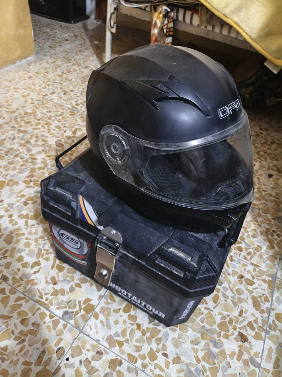 حبايب الصندوك مستخدم سبوعين امانة الله كلش نضيف وغراض كامله والخوذه جدا نضيفه بيش يفيدنكم؟
*********** واتس فقط
