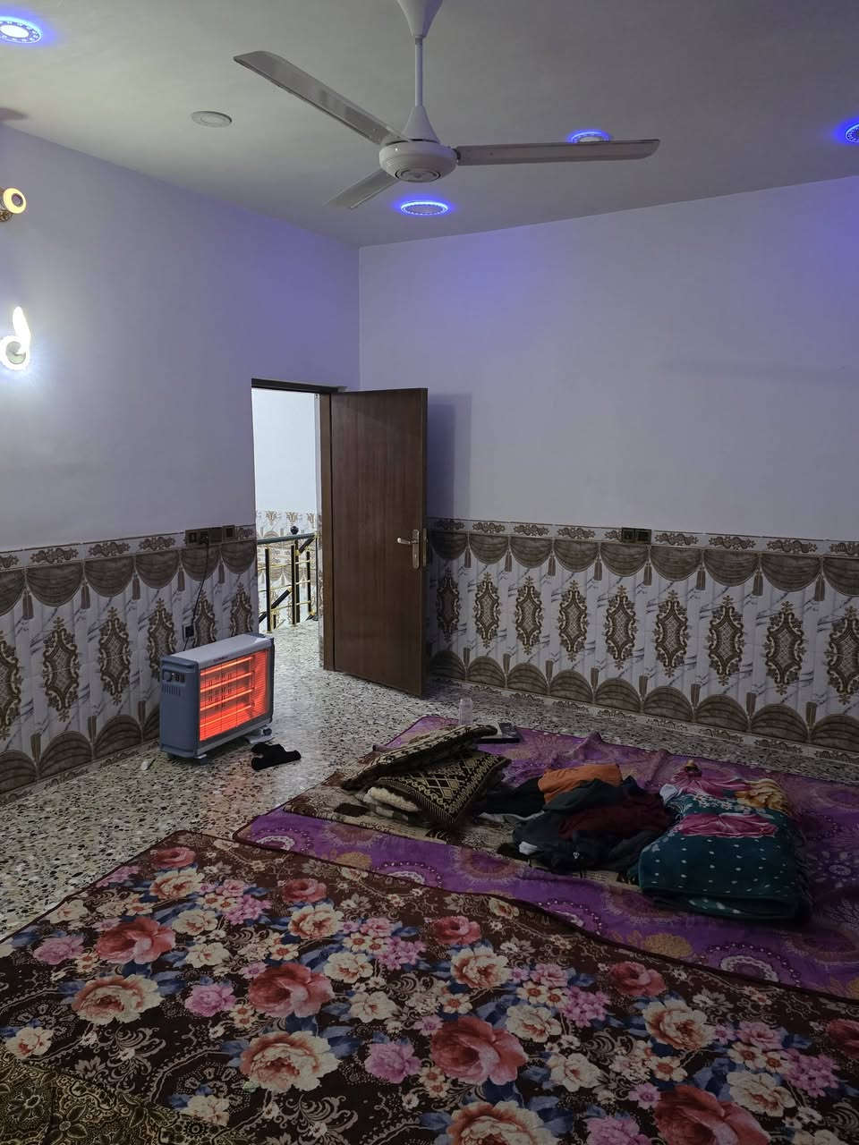 السلام عليكم ورحمة الله وبركاته🫱🏽‍🫲🏻 
دار للبيع🏠 المساحه 250م يحتوي الدار على اربع غرف منام 5×4،500
وصاله 7×4ونص 
ومطبخ وحولي وصحيات البيت سيراميك متر و20 (كُل البيت) 
+واجهة الصحيات 
العنوان: بغداد_ طارمية _الشيخ حمد
(نزلة مستوصف الشيخ حمد) 
للاستفسار اكثر الاتصال على الارقام الاتيه 📞📞: 
كورك: ***********
اسيا: ***********
مَكتب ديرتنا للعقار 🏢
