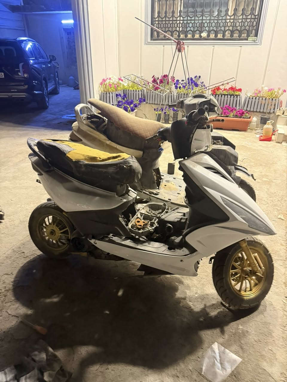 السلام عليكم دراجات ثنين وحده ماكس مضلع مكينه يابانيه اصل ابو السوبر كفرات جدد كهربائيات شغاله والثانيه فراشه الدراجات ثنينهن شغالات الله يشهد بس تركتهن للبيع ابيع كوم حديد 
ثنينهن ب350 جماعة 250لاتجون 
عواني بصرة ابو الخصيب كوت الفداغ ***********
