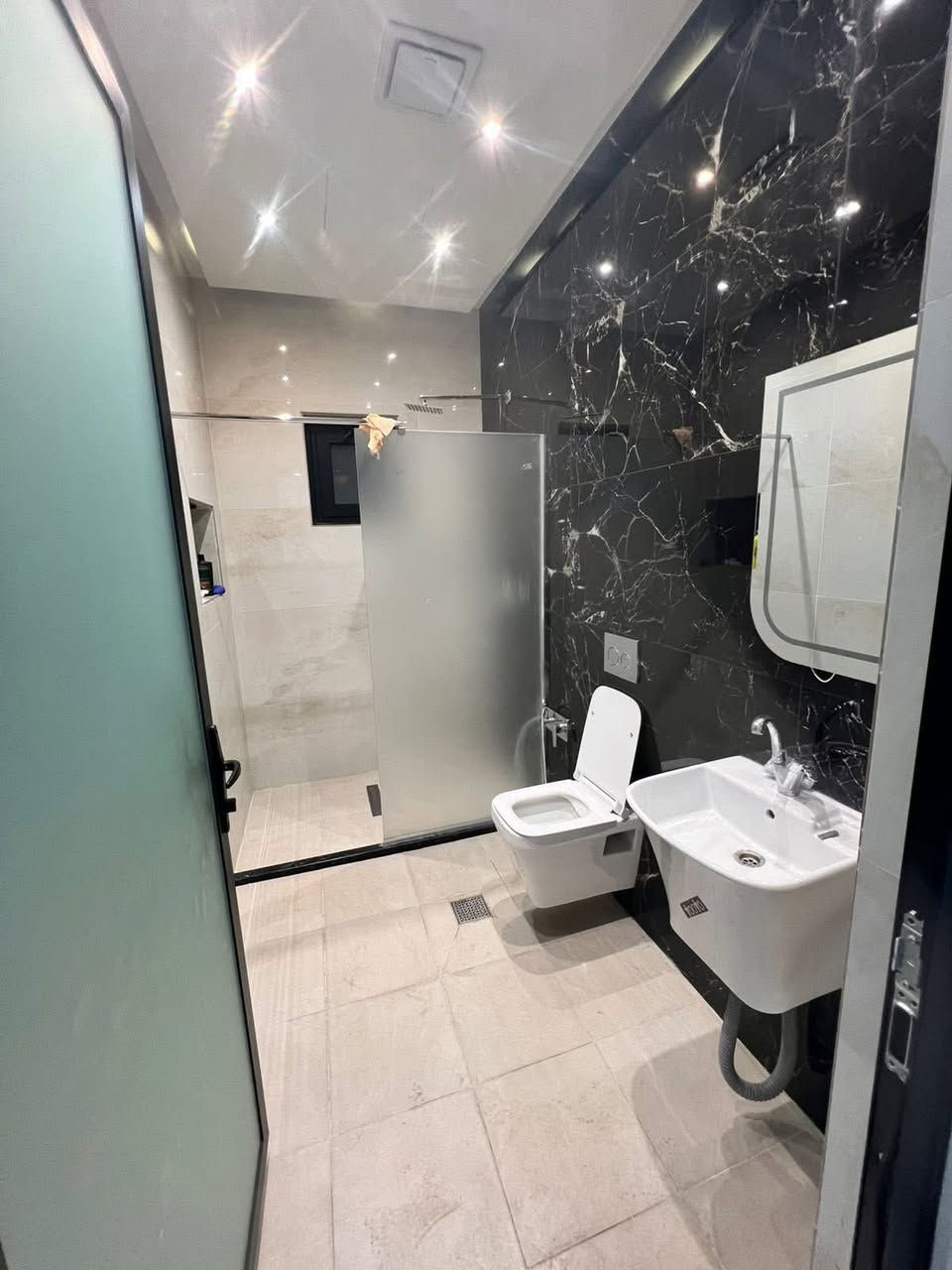 للايجار في السيديه بناء VIP🍊
وحده سكنيه MODREN طابق اول مساحه 200M🔸

تحتوي على 3غرف (1سويت)نوم وصاله وهول داخلي وخدمات

+غرفه Laundry + بلكونه ومنور 

معزوله عزل تام ✔️

بدل الايجار (مليون قفل ) 

الموقع 📍الضباط 

للاستفسار

***********

***********

متوفر واتساب
