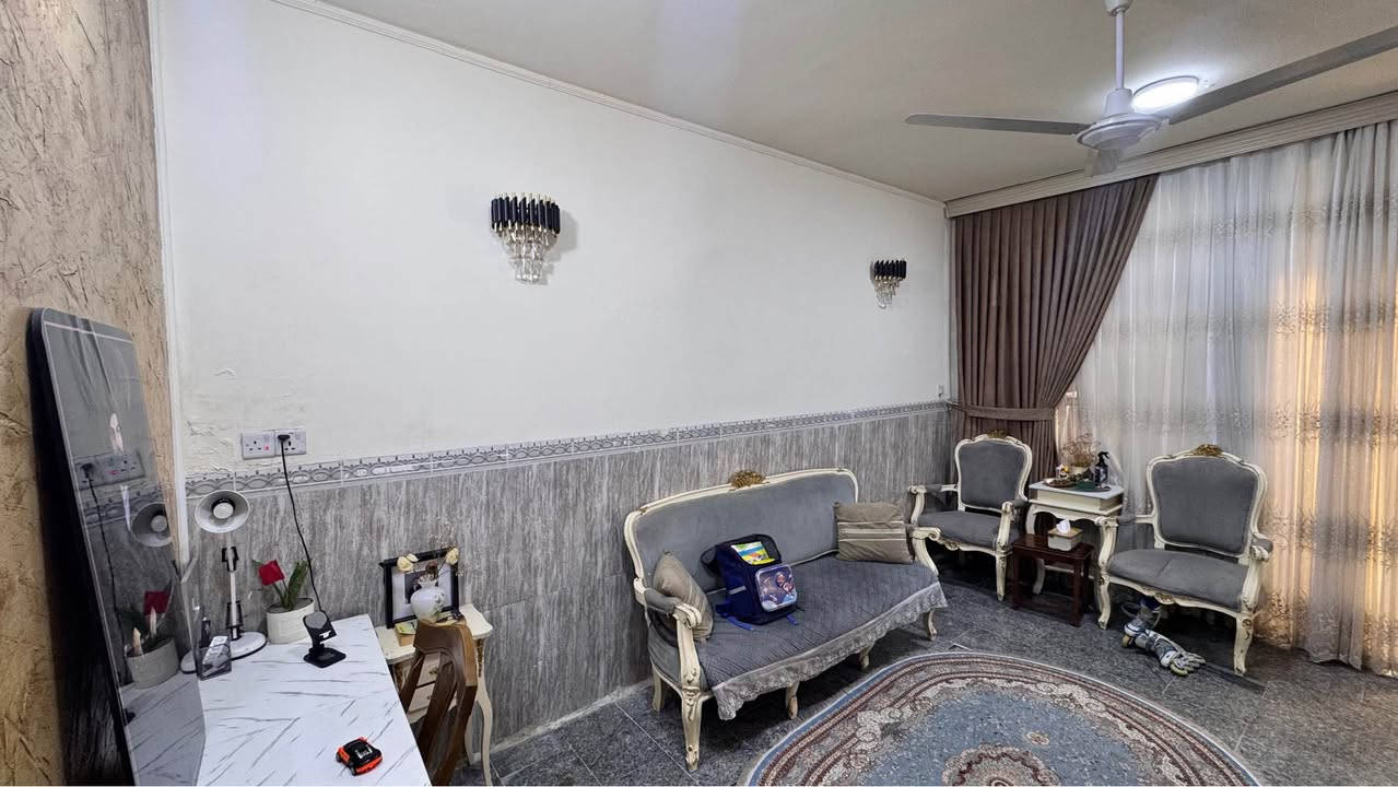 بيت للبيع 
بيع سريع سعر جدا مناسب 
يحتوي على :
1-استقبال 
2- مطبخ 
3-غرفة نوم 
4- ترك نهاية البيت ( اني مسويه غرفة اطفال) 
السطح شتايكر السقف صب 
الارضية كرانيت بالكامل 
البيت جاهز للسكن 
العنوان : الجريخي - شارع 30 متوسطة الغزالي - قرب حسينية مصباح الهدى وسفينة النجاة
رقم العقار : 1035
واتساب : *********** بغداد, العراق
