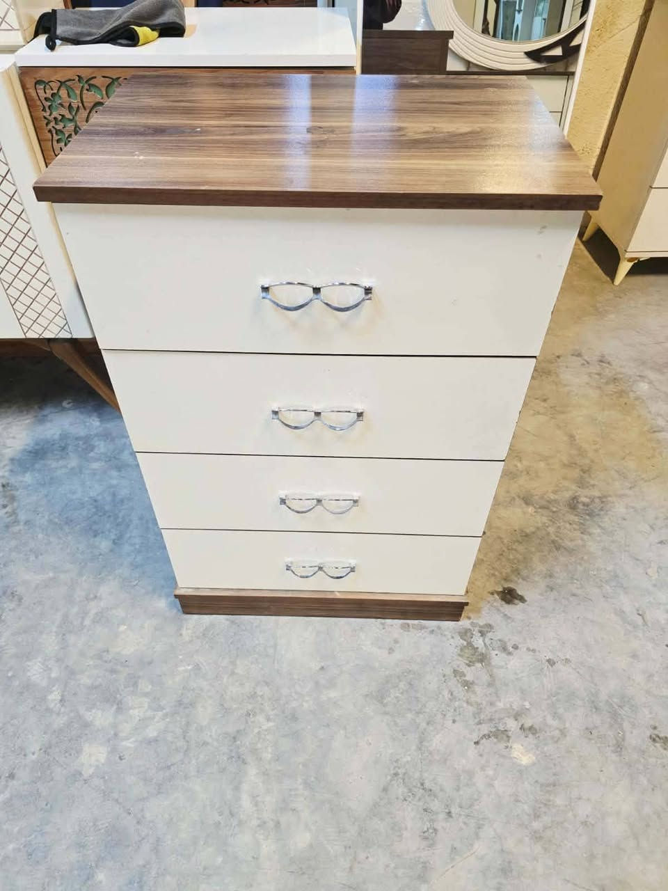 غرفة نوم مستعملة🇹🇷
نضافة85 ٪💯
عدد القطع / 8
نضام / أسلايت 💢 
سعرها / 550 💸
شد ونقل داخل بغداد مجاني🚛
يوجود توصيل محافضات 🚛


**إذا كنت صاحب هذا الإعلان وتريد حذفه لأي سبب، رجاءا أرسل رسالة إلى الدعم الفني**