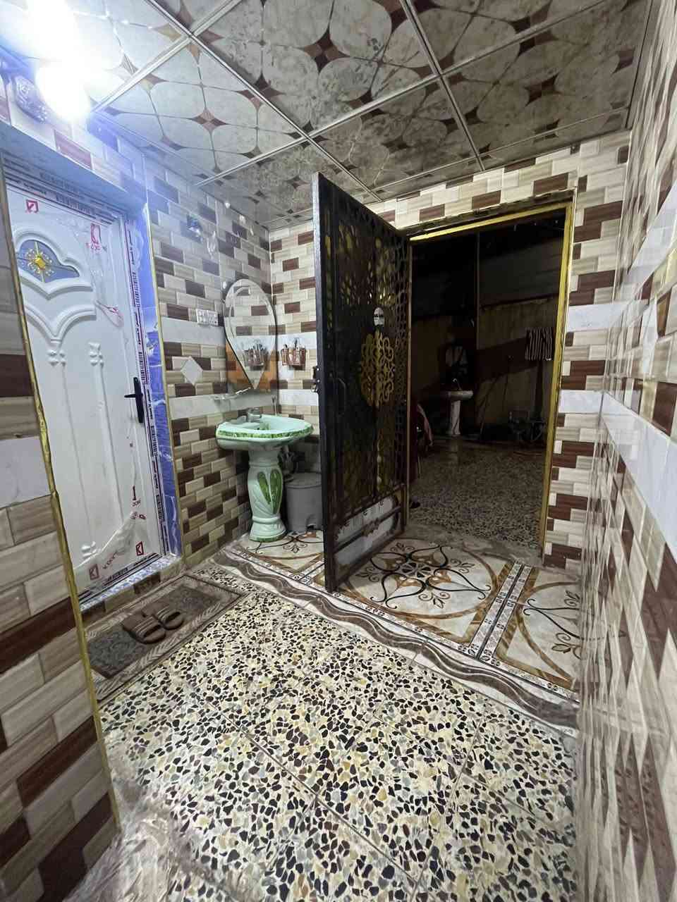 السلام عليكم بيت تجاوز العنوان بصره حي الاصدقاء 
البيت كونكريت كله وعلي قمريه عل سطح يتكون البيت غرفتين منام وحده 6X4 وحده 5X4صاله 8X4 ستقبال 5X4 مطبخ 4X3 +حمامات العدد 2 السعر 33
***********
